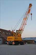 . Hafenmobil Kran Senebogen 640 M, gesehen im Hafengebiet von Norddeich. 02.05.2016