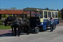 . Dieses Pferdefuhrwerk wartet am Bahnhof von Langeooge darauf seine Rundfahrt über die Insel zu starten. 05.05.2016