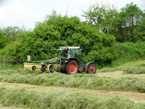 Fendt 380 GTA Turbo am 21.05.16 beim Heu Schwadern in Maintal Hochstadt