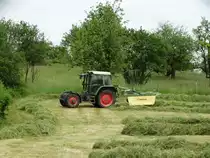 Fendt 380 GTA Turbo am 21.05.16 beim Heu Schwadern in Maintal Hochstadt