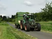 Fendt Vario 415 mit Krone Ladewagen am 21.05.16 in Maintal Hochstadt