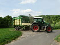 Fendt Vario 415 mit Krone Ladewagen am 21.05.16 in Maintal Hochstadt