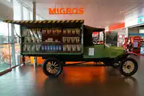 FORD: MIGROS Verkaufswagen  Ford TT USA ausgestellt bei der MIGROS Langenthal am 28. Mai 2016.

Baujahr        1923
Leergewicht    1430 kg
Nutzlast        685 kg
Motor         4 Zylinder Benzin
Bohrung           95 mm
Hub            101,5 mm
Hubraum         2890 ccm
Leistung          15 PS
Kühlung             Thermosiphon
Getriebe                 2 Gänge
Bremse            Mechanisch auf
                    das Getriebe

Foto: Walter Ruetsch

