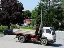 STEYR 19S36 ist mit Kipperaufbau sowie zusätzlichem Hydraulikkran ausgestattet; 160627