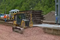 . Planierraupe John Deere 450 J beim verteilen vom Schotter an einer Bahnbaustelle.  Mai 2016