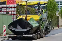 . Vögele Asphaltfertiger rangiert auf einer Strassenbaustelle.  Mai 2016 