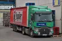 . Renault T Truck Zugmaschine mit Auflieger, steht auf einem Brauereihof und wird mit Getränke beladen, das Bild wurde von der Strasse aus aufgenommen.  Mai 2016