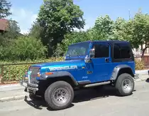 Blauer Jeep Wrangler, fotografiert am 23.05.2016