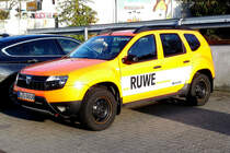 Dacia Duster der Firma  RUWE  beleuchtet von der untergehenden Sonne, Taunusstein im Mai 2016