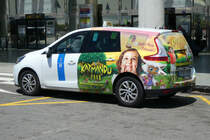 Taxi als Werbeträger für den Katmandupark, gesehen am Airport Palma /Mallorca im Juni 2016