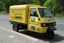 Piaggio Ape von  Balkonbau Lauer  steht im Juni 2016 in Fulda