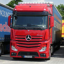 MB Actros-Sattelzug rastet am Autohof Fulda Nord im Juni 2016
