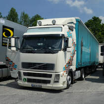 VOLVO-Sattelzug wartet auf das Ende des Sonntagsfahrverbotes auf der Rastanlage Fulda Nord im Juni 2016