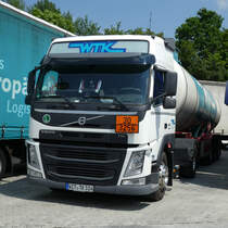 VOLVO FM der Spedition WTK steht auf dem Rasthof Fulda Nord im Juni 2016