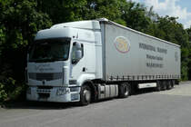 Renault steht auf dem Rasthof Fulda Nord im Juni 2016