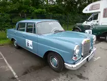 Mercedes-Benz 230 (Baujahr 1966) bei der Internationalen Saar-Lor-Lux Classique. Start zum zweiten Tag am 28.05.2016 in Trier.