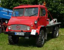 Unimog 404 steht bei der Oldtimerveranstaltung in Fulda-Harmerz im Juni 2016