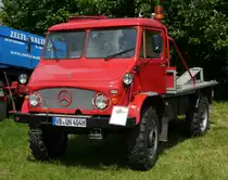 Unimog 404 steht bei der Oldtimerveranstaltung in Fulda-Harmerz im Juni 2016