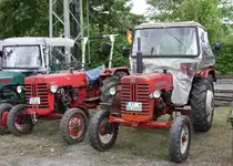 Als kleine Nebenshow präsentierten die Eisenbahnfreunde Lengerich am Tag der offenen Tür am 15.5.2016 auch einige Exponate befreundeter Traktoren Liebhaber. Darunter waren auch zwei Mc Cormick International Farmall D 580 Traktoren.