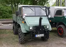 Als kleine Nebenshow präsentierten die Eisenbahnfreunde Lengerich am Tag der offenen Tür am 15.5.2016 auch einige Exponate befreundeter Traktoren Liebhaber. Darunter war auch dieser gut gepflegte Mercedes Unimog.