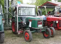 Als kleine Nebenshow präsentierten die Eisenbahnfreunde Lengerich am Tag der offenen Tür am 15.5.2016 auch einige Exponate befreundeter Traktoren Liebhaber. Darunter war auch dieser gut gepflegte Wesseler Traktor mit Seitenmähbalken.