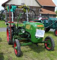 Holder mit Fahrrad, wenn er unterwegs stehenbleibt, abgestellt bei der Oldtimerveranstaltung in Fulda-Harmerz im Juni 2016