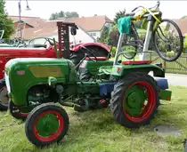 Holder mit Fahrrad, wenn er unterwegs stehenbleibt, abgestellt bei der Oldtimerveranstaltung in Fulda-Harmerz im Juni 2016