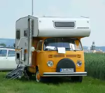 VW T2 als Wohnmobil, gesehen bei der Oldtimerveranstaltung in Fulda-Harmerz im Juni 2016