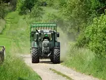 Fendt Vario 415 mit Krone Ladewagen am 21.05.16 in Maintal Hochstadt