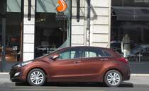 Hyundai i30 (zweite Generation) in einer recht auffälliger aber auch eleganter Farbe (Braun-Bronze-Orange Mischung). Foto: 07.03.2015
