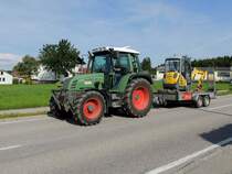 FENDT-Farmer307CL, transportiert am mitgeführten Hänger einen kleinen Bagger; 160527
