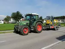 FENDT-Farmer307CL, transportiert am mitgeführten Hänger einen kleinen Bagger; 160527