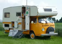 VW T2 als Wohnmobil, gesehen bei der Oldtimerveranstaltung in Fulda-Harmerz im Juni 2016