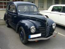Ford Taunus G73A. 1939 - 1941. Hier wurde ein Vorkriegsmodell des  Buckeltaunus  abgelichtet. Die Technik stammte vom 1935 vorgestellte Ford Eifel, während die Karosserie zeitgenössische amerikanische Akzente aufwies. Erst nach dem Krieg kam dieses Modell richtig zum Zuge. Der 4-Zylinderreihenmotor leistet 34 PS aus 1172 cm³ Hubraum. Oldtimertreffen an der Krefelder Pferderennbahn am 12.06.2016.