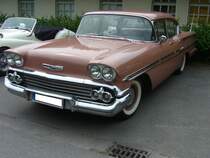 Chevrolet Series 1500/1600 Biscayne Sedan des Modelljahres 1958. In diesem Modelljahr war ein 6-Zylinderreihenmotor und etliche V8-motoren lieferbar. Die PS Leistungen hatten eine Bandbreite von 145 PS bis 315 PS lieferbar. Der Grundpreis lag bei US$ 2155,00. Oldtimertreffen an der Krefelder Pferderennbahn am 12.05.2016.