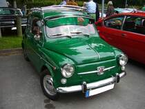 Fiat 600D. 1960 - 1969. Der  Seicento  wurde bereits 1955 vorgestellt. Hier wurde ein Modell ab dem Baujahr 1965 abgelichtet. Dieses an den vorn angeschlagenen Türen erkennbar. Der im Heck verbaute 4-Zylinderreihenmotor hat in diesem Modell 767 cm³ Hubraum mit 23 PS. Oldtimertreffen an der Krefelder Pferderennbahn am 12.06.2016.