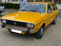 VW Passat B1 Variant. 1973 - 1980. Hier wurde ein Passat Variant in der Ausstattungsvariante L (Typ 32), wie er von 1973 - 1977 produziert wurde abgelichtet. Der Farbton der Lackierung nennt sich merinogelb. Der Passat war in drei Motorisierungen zu bekommen: 1297 cm³ mit 55 PS, 1471 cm³ mit 75 PS oder 85 PS oder 1588 cm³ Hubraum mit 75 PS oder 85 PS. Oldtimertreffen an der Krefelder Pferderennbahn am 12.06.2016.