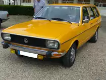 VW Passat B1 Variant. 1973 - 1980. Hier wurde ein Passat Variant in der Ausstattungsvariante L (Typ 32), wie er von 1973 - 1977 produziert wurde abgelichtet. Der Farbton der Lackierung nennt sich merinogelb. Der Passat war in drei Motorisierungen zu bekommen: 1297 cm³ mit 55 PS, 1471 cm³ mit 75 PS oder 85 PS oder 1588 cm³ Hubraum mit 75 PS oder 85 PS. Oldtimertreffen an der Krefelder Pferderennbahn am 12.06.2016.