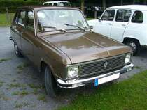 Renault R6. 1968 - 1986. Der auf dem Pariser Salon 1968 vorgestellte R6 sollte die R4 Aufsteiger mit dem Desigen des großen R6 locken. Hier wurde ein Modell nach dem Facelift im Jahr 1973 abgelichtet. Dieses ist am Plastikkühlergrill erkennbar. Der R6 war mit drei verschiedenen 4-Zylinderreihenmotoren lieferbar: 845 cm³ mit 34 PS, 1108 cm³ mit 47 PS und 1397 cm³ mit 60 PS. Oldtimertreffen an der Krefelder Pferderennbahn am 12.06.2016.