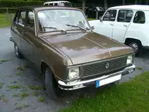 Renault R6. 1968 - 1986. Der auf dem Pariser Salon 1968 vorgestellte R6 sollte die R4 Aufsteiger mit dem Desigen des großen R6 locken. Hier wurde ein Modell nach dem Facelift im Jahr 1973 abgelichtet. Dieses ist am Plastikkühlergrill erkennbar. Der R6 war mit drei verschiedenen 4-Zylinderreihenmotoren lieferbar: 845 cm³ mit 34 PS, 1108 cm³ mit 47 PS und 1397 cm³ mit 60 PS. Oldtimertreffen an der Krefelder Pferderennbahn am 12.06.2016.