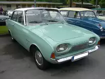 Ford Taunus P3 zweitürige Limousine. 1960 - 1964. Das im Volksmund  Badewanne  genannte Modell wurde bei Ford mit dem Slogan  Linie der Vernunft  beworben. Der Wagen war mit drei verschiedenen 4-Zylinderreihenmotoren lieferbar: 1498 cm³ mit 55 PS, 1698 cm³ mit 60/65 PS und als TS Modell mit 1758 cm³ und 70/75 PS. Oldtimertreffen an der Krefelder Pferderennbahn am 12.06.2016.