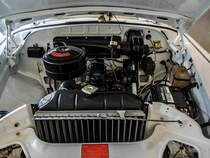 Motorraum des GAZ M-21 Wolga (2.5 Liter 75 Ps). Gesehen beim  Retropartizanen Festival , Mai 2016.