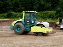 Ammann Walzenzug steht auf einer Baustelle in 36100 Petersberg-Marbach im Juni 2016