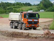 MB Actros der Firma  WENDE  unterwegs auf einer Baustelle in 36100 Petersberg-Marbach im Juni 2016