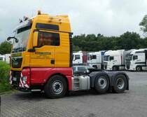 MAN als Schwertransportfahrzeug der Firma  FRANKE  ratet am Autohof Fulda-Nord im Juni 2016