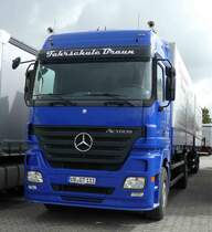 MB Actros der Fahrschule  BRAUN  verbringt sein Wochenende auf dem Autohof Fulda-Nord im Juni 2016