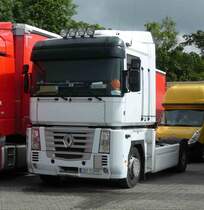 Renault Sattelzugmaschine rastet am Autohof Fulda Nord im Juni 2016