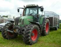 Fendt Vario 712 mit Viehanhänger steht bei der 2016er Kreistierschau des Landkreises Fulda in Almendorf, Juni 2016