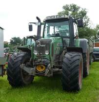 Fendt Vario 718 steht bei der 2016er Kreistierschau des Landkreises Fulda in Almendorf, Juni 2016