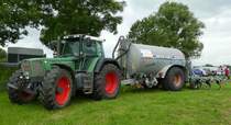 Fendt Favorit 818 mit angehängtem Güllefaß steht bei der 2016er Kreistierschau des Landkreises Fulda in Almendorf, Juni 2016